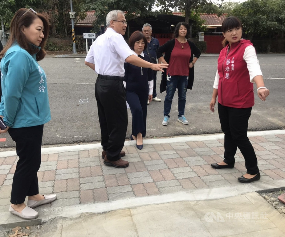 中興新村光華公園部分遊具設施老舊損壞、周邊人行道地磚剝落,民進黨立委蔡培慧(右)19日邀國家發展委員會主委陳美伶(左3)等人踏勘,敲定修繕計畫。(蔡培慧辦公室提供)中央社記者蕭博陽南投縣傳真 108年11月19日