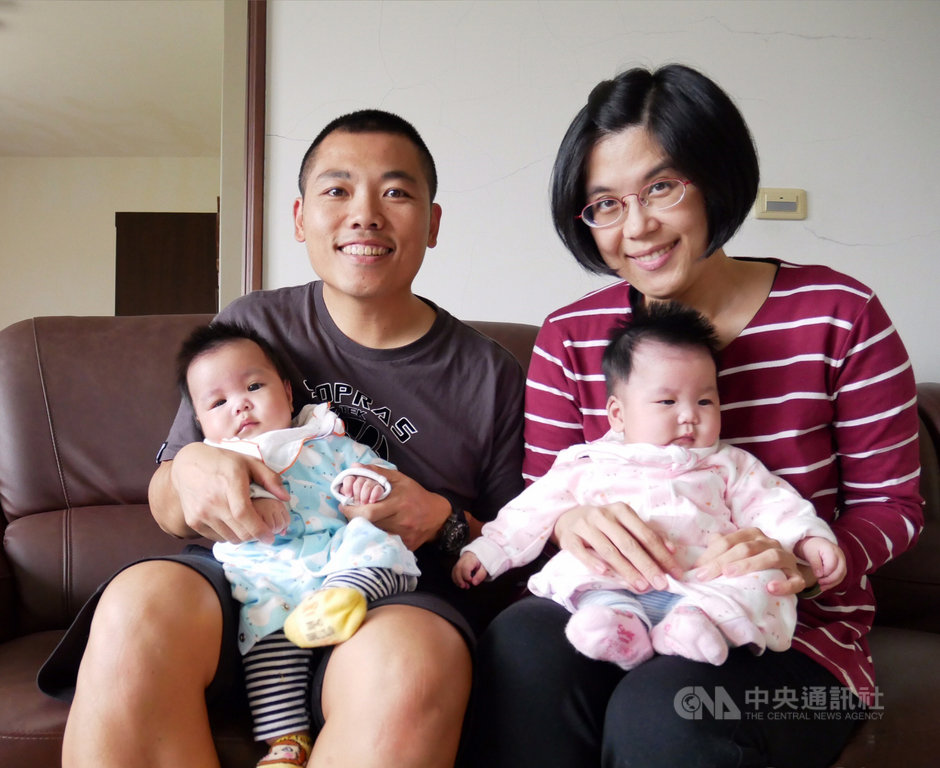 37歲王小姐(後右)剖腹產雙胞胎,生完4週後,某次如廁大出血,幸好治療得宜,挽回一命且成功保留子宮。醫師指出,延遲性產後大出血為罕見狀況,但曾經多次子宮手術或有子宮肌瘤者為高風險群。(國泰醫院提供)中央社記者陳偉婷傳真 108年11月19日