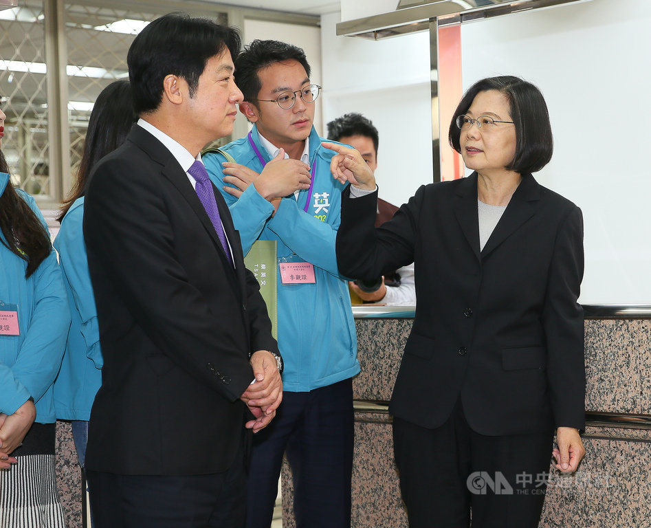 力拚連任的民進黨總統參選人蔡英文(前右)19日下午與搭檔賴清德(前左)前往中選會完成登記參選,兩人不時交換意見。中央社記者謝佳璋攝 108年11月19日
