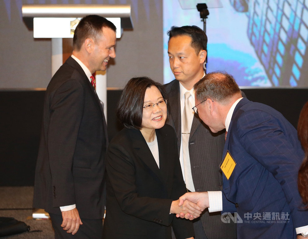 總統蔡英文(左2)19日應美國商會邀請,出席美國商會年度會員大會,與出席貴賓握手致意。中央社記者郭日曉攝 108年11月19日