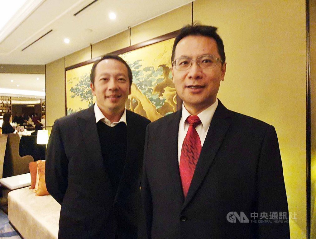 同泰(3321)受惠於三星S11新款手機訂單挹注,加上揚州廠重整經營團隊,營運績效提升,法人預估,同泰今年第4季本業將轉盈,將是2016年以來首度獲利,明年也將重回獲利。圖左為同泰執行長李遠智、右為總經理曾山一。中央社記者江明晏攝 108年11月20日