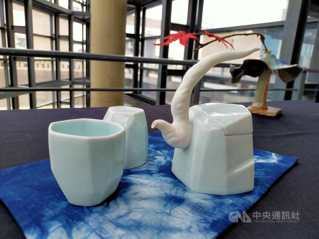 新北市立鶯歌陶瓷博物館與陶藝家卓銘順合作,集結新北特色設計「茶山雲舞茶具組」,並搭配由法務部矯正署台北看守所自製的三峽藍染布為茶巾。中央社記者葉臻攝 108年11月20日