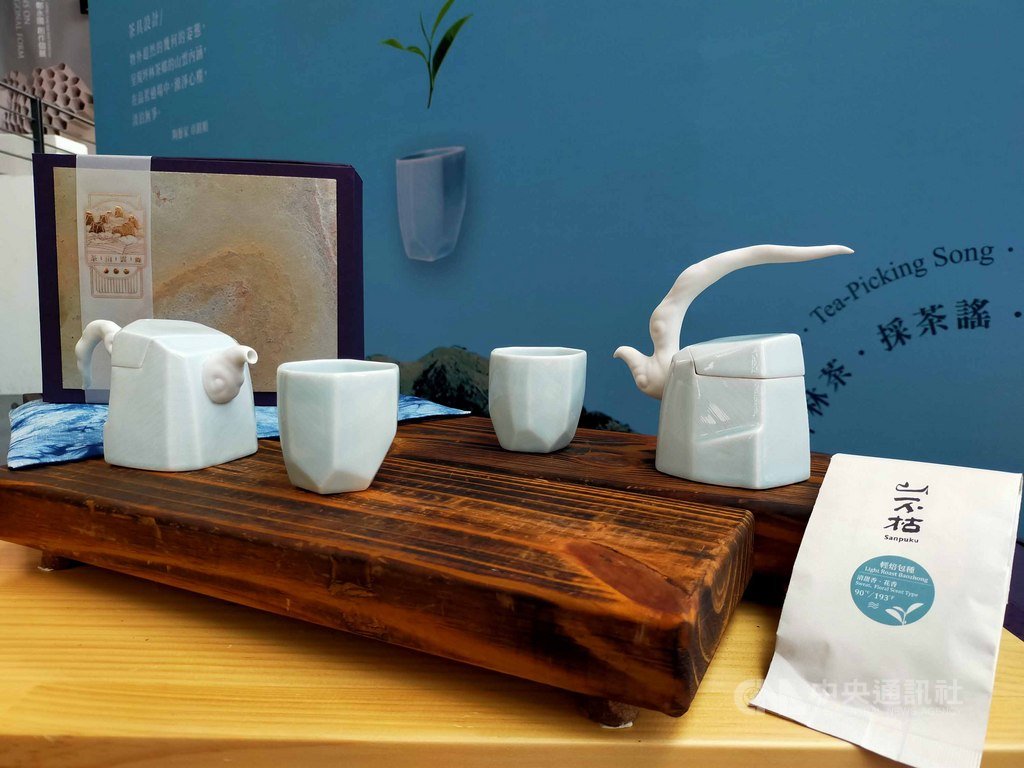 「茶山雲舞茶具組」的杯子倒放如同山石聳立,壺把、壺嘴則好似雲霧一般。中央社記者葉臻攝 108年11月20日