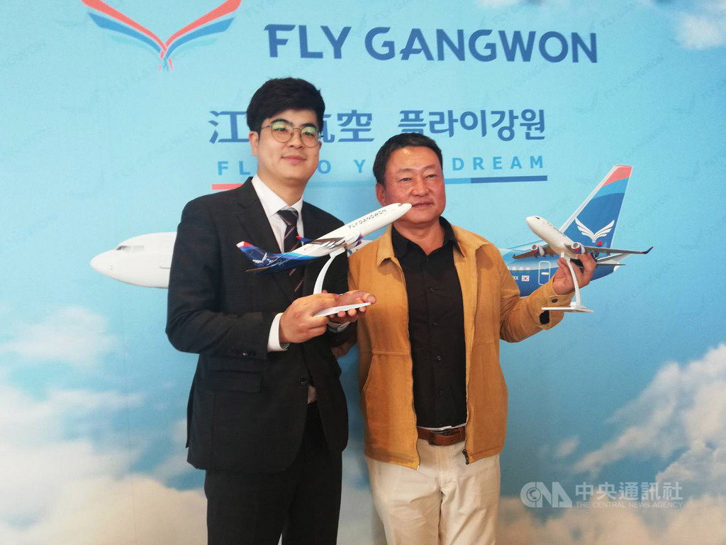 韓國江原航空20日在台北舉行記者會,江原航空銷售服務本部台灣區總經理崔在雄(左)宣布,12月26日首航台灣,先飛襄陽到桃園國際機場,明年再開航襄陽飛台中及高雄。中央社記者汪淑芬攝 108年11月20日