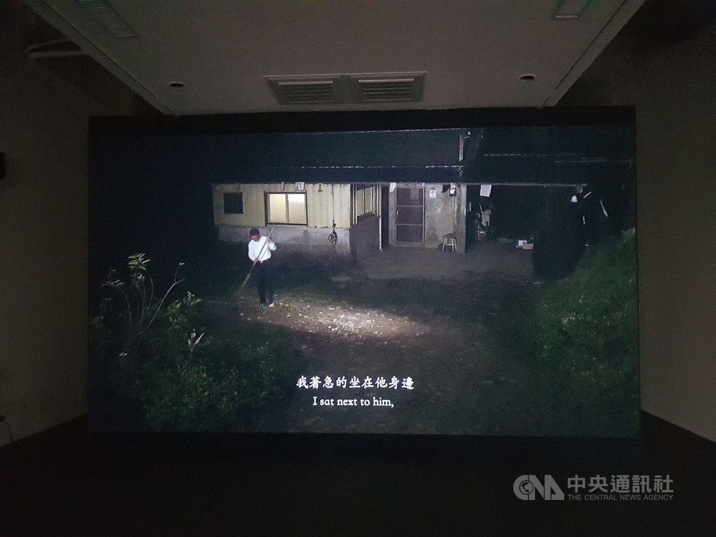 台北市立美術館即日起展出「小說:雙城計畫」展覽,其中展出藝術家王鼎曄的作品「勇為」,王鼎曄的爺爺受白色恐怖迫害而亡,他藉作品擾動家中長輩們對爺爺塵封已久的記憶,重塑他從沒見過的爺爺形象。中央社記者鄭景雯攝 108年11月20日
