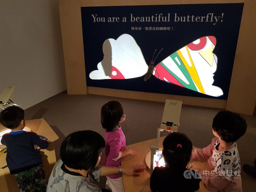 最受全球小孩子喜愛的「好餓的毛毛蟲」出版50週年,信誼基金會取得授權,在台灣企劃、設計製作「好好五重奏」互動展,透過展覽鼓勵孩子迎向人生的各種挑戰。中央社記者鄭景雯攝 108年11月20日