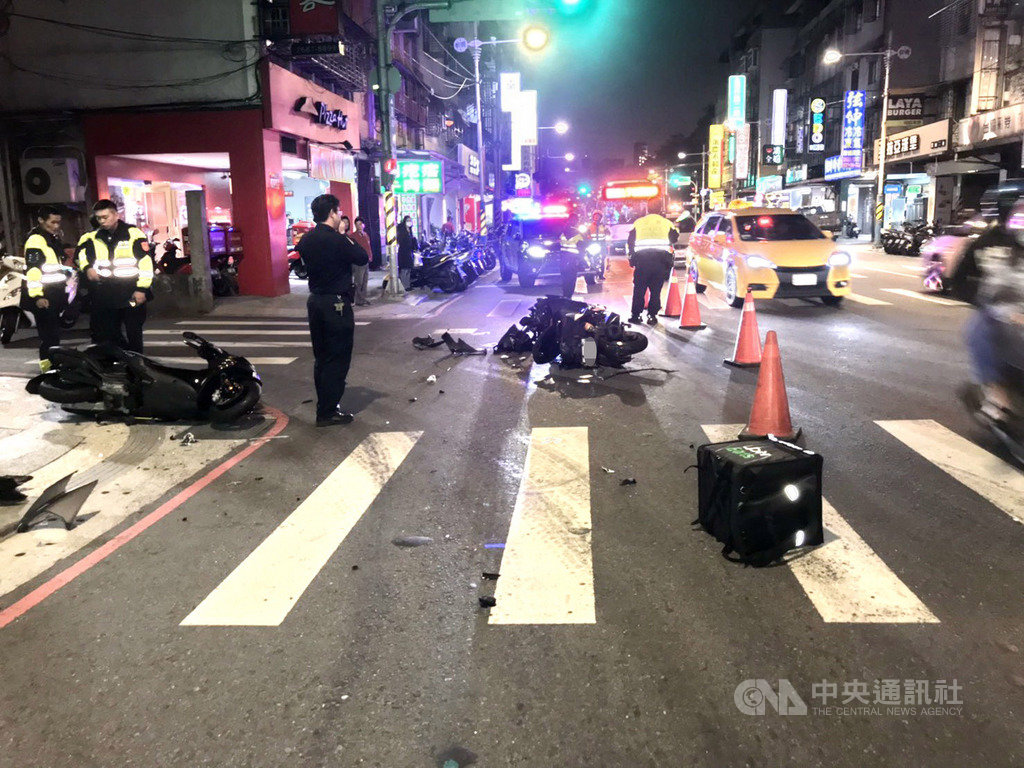 新北市板橋警方20日表示,一名UberEats外送員晚間與另1輛機車發生對撞車禍,共3人受傷,外送員送醫時一度命危,至晚間10時仍在急救觀察,相關肇事責任有待釐清。(翻攝畫面)中央社記者黃旭昇新北傳真 108年11月20日