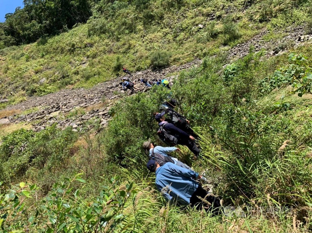 台塑一名60歲宋姓員工10日獨自駕車到屏東登山後失聯,親友及消防人員出動搜尋多日未果,20日他在來義鄉和春日鄉交界的七佳溪河床被來義鄉民發現。(屏東消防局提供)中央社 108年11月20日