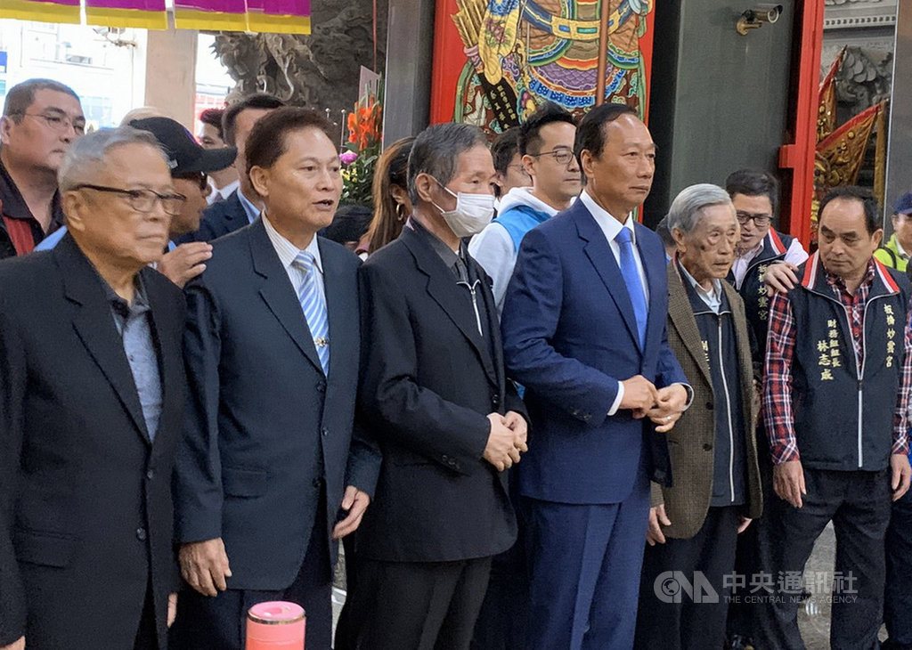 鴻海集團創辦人郭台銘(前右3)20日到新北市板橋區,拜訪前台灣省議會議長劉炳偉(前左3),並參拜妙雲宮王禪老祖。(民眾提供)中央社記者黃旭昇新北傳真 108年11月20日
