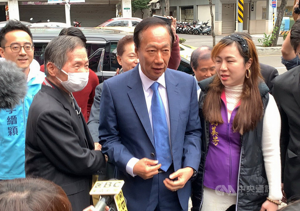 前台灣省議會議長劉炳偉(前左)20日受訪表示,鴻海集團創辦人郭台銘(前中)是有國際宏觀視野的跨國企業家,將來無論誰當選總統,都應向郭台銘請益。(民眾提供)中央社記者黃旭昇新北傳真 108年11月20日