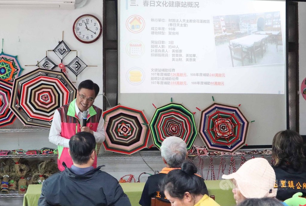 原民會主委夷將.拔路兒(後)20日訪視花蓮玉里鎮文健站,向長者說明目前政府推動部落文健站的用心與努力。中央社記者李先鳳攝 108年11月20日