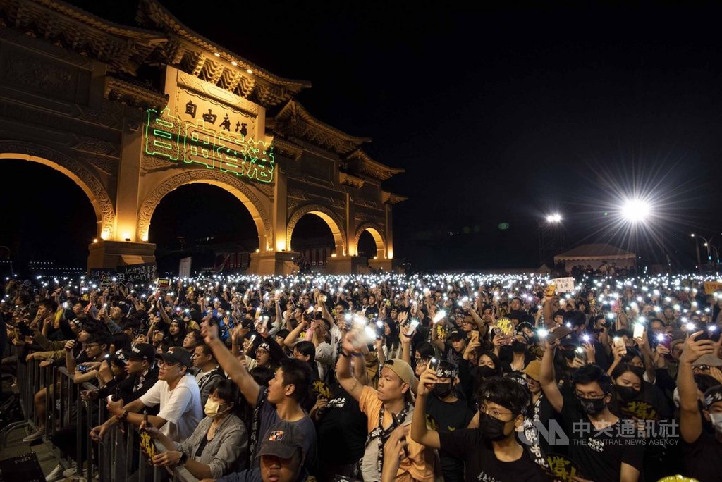 「撐香港要自由」演唱會17日晚間在自由廣場舉辦,吸引超過2萬名民眾參與。主辦單位20日也公布董事長樂團當晚演唱的台語版「願榮光歸香港」MV,記錄萬人挺港的動人時刻。(守民主護台灣大聯盟提供)中央社記者鄭景雯傳真 108年11月20日