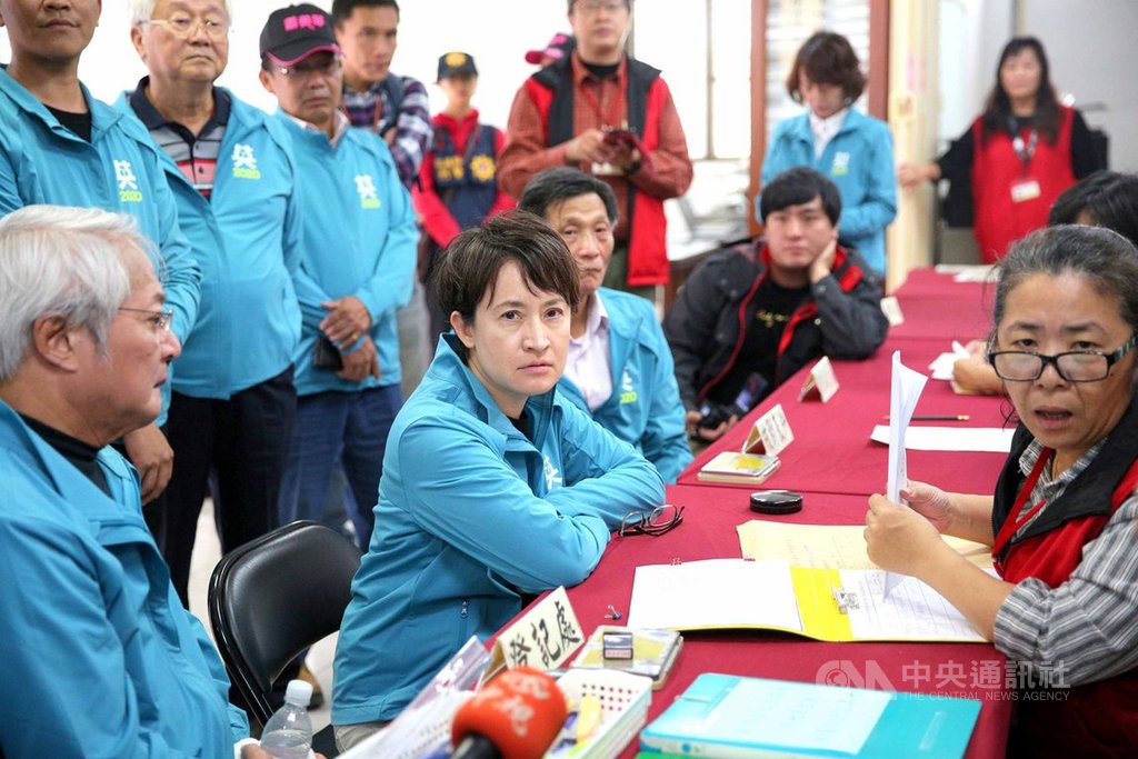 民進黨立委蕭美琴(前左2)20日在黨工團隊、婦女志工陪同下,前往選委會登記參選,力拚連任。中央社記者張祈攝 108年11月20日