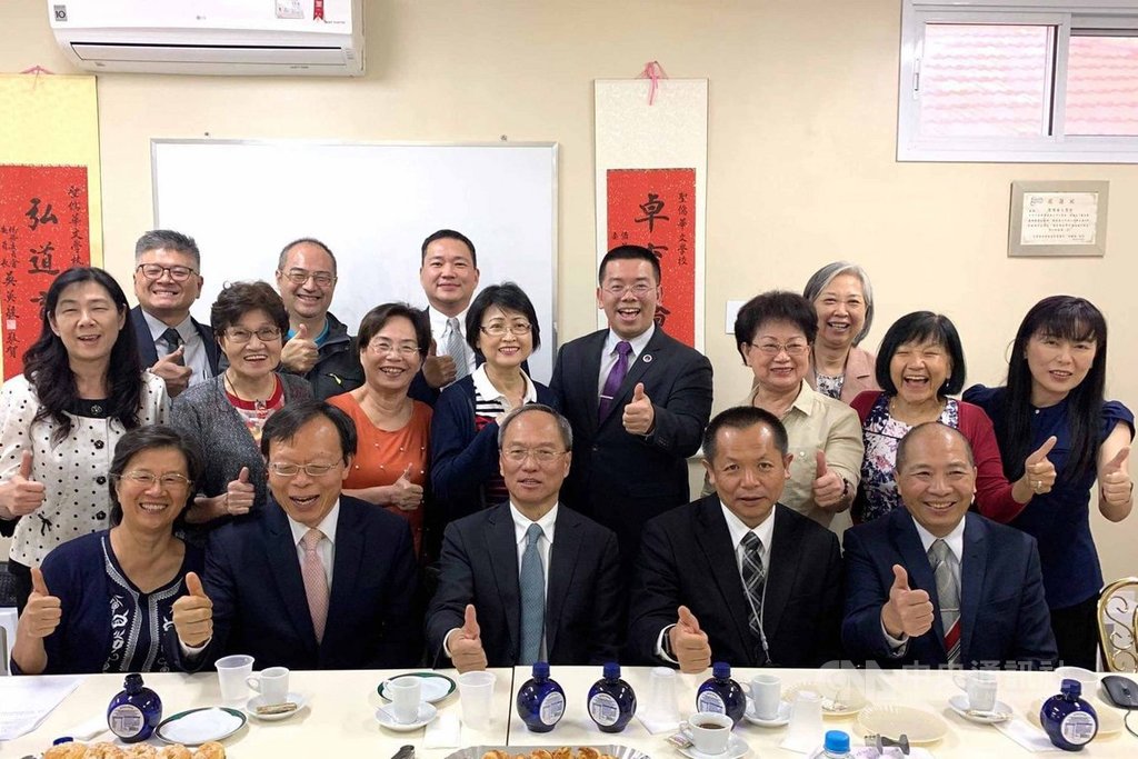巴西中文教學協會理監事代表感謝僑務委員長吳新興(前排中)與政府駐外官員們對各僑校的照顧與支持。(聖保羅華僑文教中心提供)中央社記者唐雅陵聖保羅傳真 108年11月20日