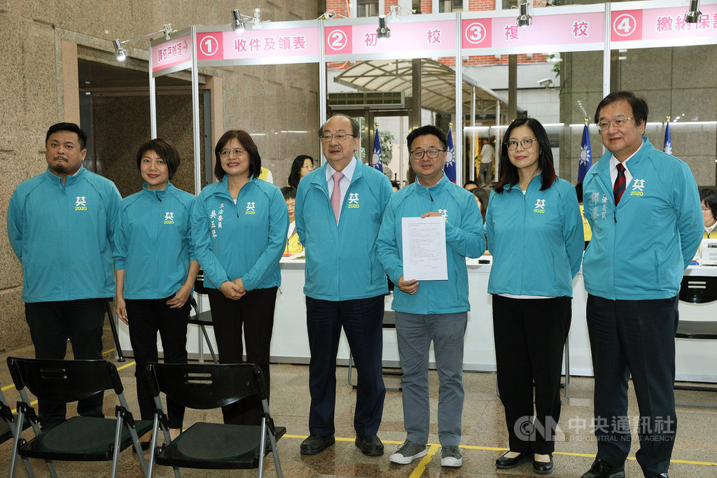民進黨秘書長羅文嘉(右3)20日與民進黨不分區立委提名人吳玉琴(左3)、洪申翰(左1)、范雲(左2)、邱泰源(右1)、柯建銘(左4)、管碧玲(右2)到中央選舉委員會,完成不分區立委名單登記。中央社記者郭日曉攝 108年11月20日