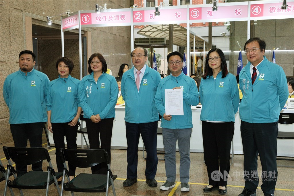民進黨秘書長羅文嘉(右3)20日與民進黨不分區立委提名人吳玉琴(左3)、洪申翰(左1)、范雲(左2)、邱泰源(右1)、柯建銘(左4)、管碧玲(右2)到中央選舉委員會,完成不分區立委名單登記。中央社記者郭日曉攝 108年11月20日