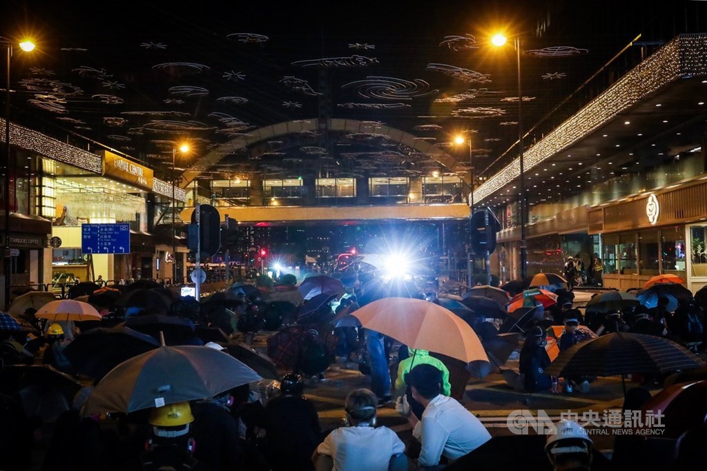 香港理工大學內的反送中示威者持續遭港警包圍,校外示威者18日深夜在尖東一帶占據馬路,與警方對峙。中央社記者吳家昇攝 108年11月19日