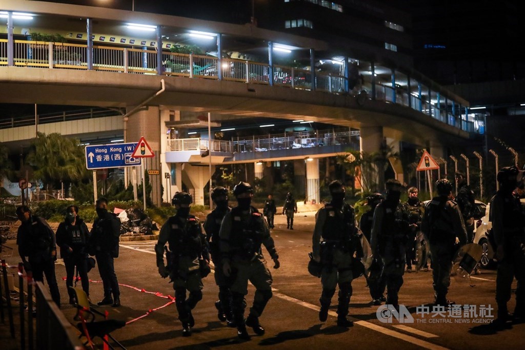 近來反送中爆發激烈警民衝突,警方從11月18日起包圍香港理工大學,並在校區外設防線,20日凌晨部分警務人員卸下任務步出防線。中央社記者吳家昇攝 108年11月20日