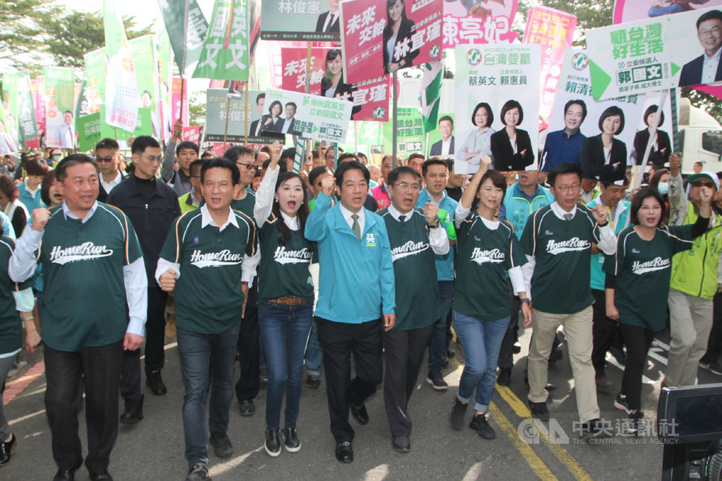 民進黨副總統參選人賴清德(前左4)20日上午在台南陪同6名黨籍立委參選人王定宇(前左起)、林俊憲、林宜瑾、陳亭妃、郭國文、賴惠員辦理登記,台南市長黃偉哲(前左5)也一同從集合地點步行到台南市選委會,振臂高呼口號。中央社記者楊思瑞攝 108年11月20日