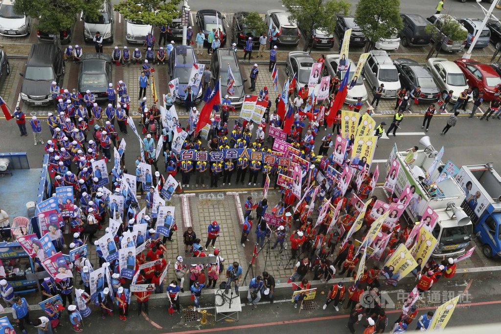 國民黨高雄區域立委參選人20日聯袂到高雄市選委會舉行聯合登記造勢時,遇上前往登記的民進黨立委參選人賴瑞隆,雙方人馬都不甘示弱,在選委會前叫陣約20分鐘。中央社記者董俊志攝 108年11月20日