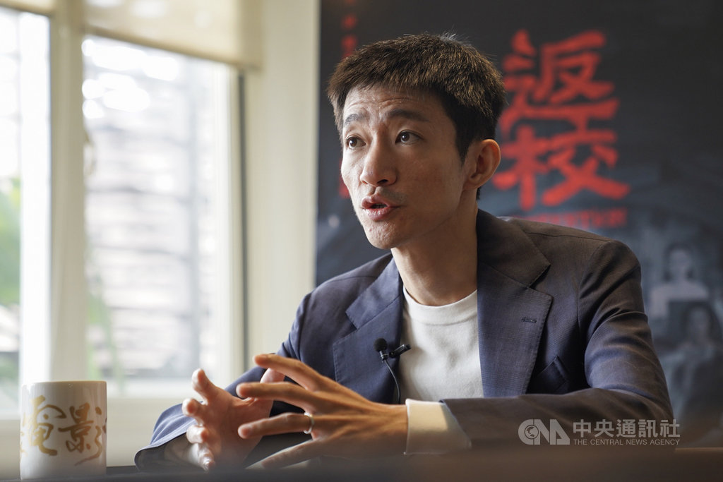 國片「返校」9月上映後,就強烈呼應2019年時代氛圍,更一舉入圍第56屆金馬12個獎項,各界迴響熱烈;導演徐漢強日前接受中央社專訪表示,「我們這一代在尋找的是,如何在延續傳統精神下,找到新的說故事方式,這也是我最感興趣之處。」中央社記者徐肇昌攝 108年11月20日