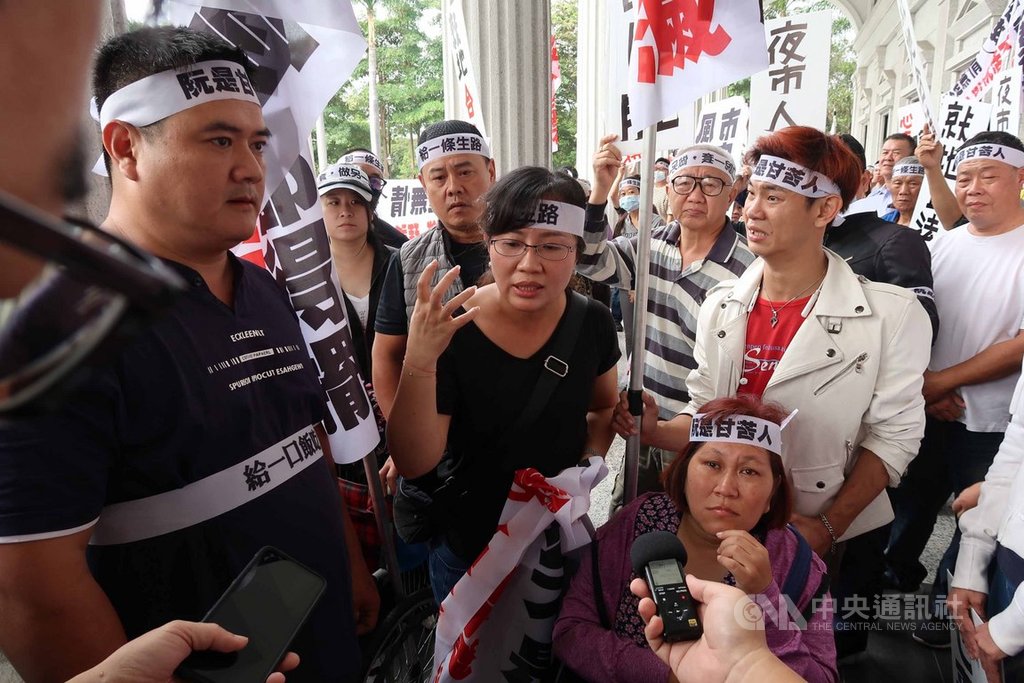 高雄市一德夜市落日條款已生效,市府動員警力執法禁擺攤引發不滿,百餘攤商20日到市議會要求暫緩取締,並批評市府未輔導讓他們生計陷困境。中央社記者王淑芬攝 108年11月20日