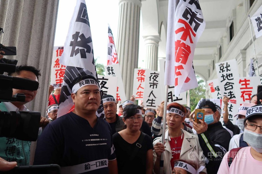 高雄市一德夜市百餘攤商20日到市議會要求暫緩取締,批評市府未向攤商說明就逕行宣布一德夜市在11月11日以後禁止營業,還派出大批警力禁止擺攤,讓他們生計陷入困境。中央社記者王淑芬攝 108年11月20日