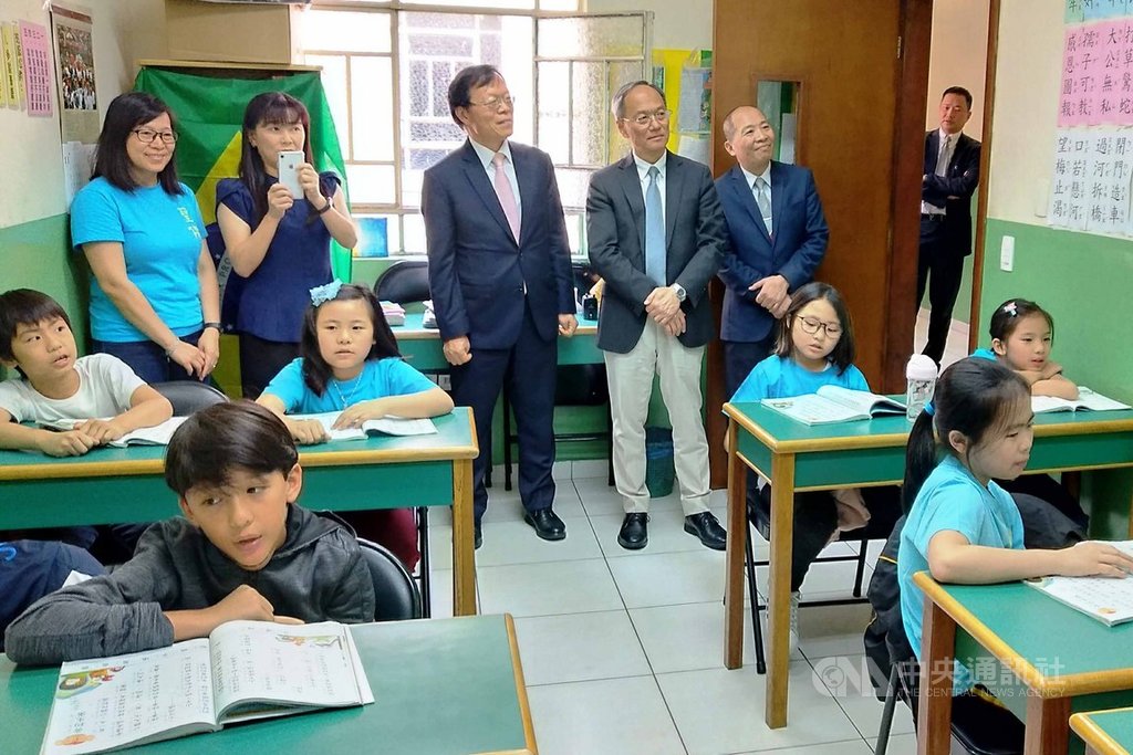 僑務委員長吳新興(後排立者左4)實地訪視聖儒華文學校教學情形。(聖保羅華僑文教中心提供)中央社記者唐雅陵聖保羅傳真 108年11月20日