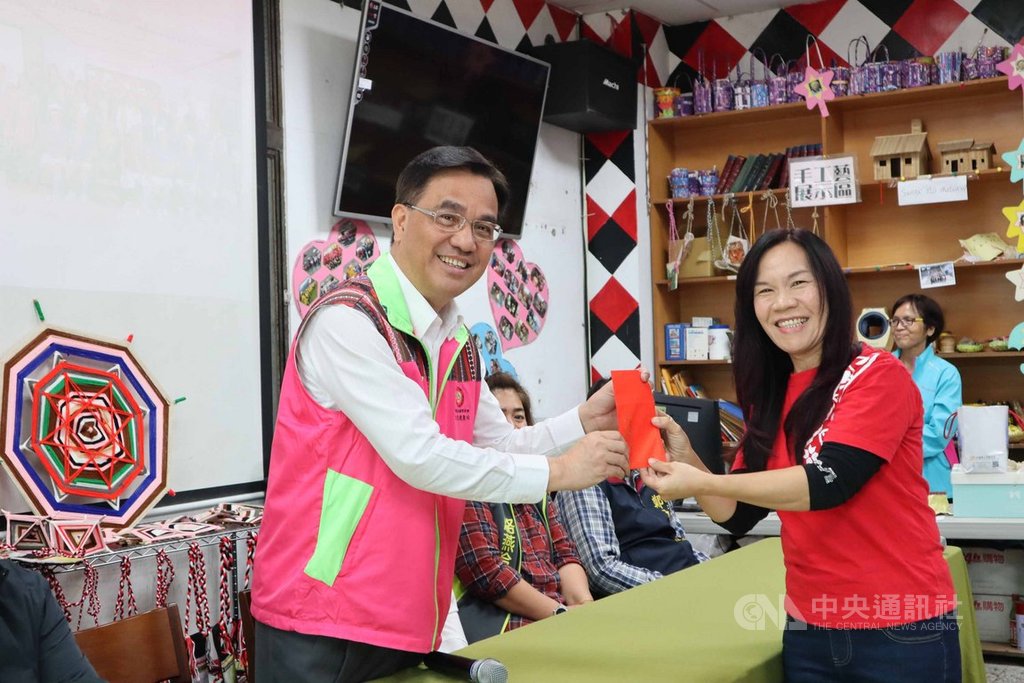 原民會主委夷將.拔路兒(左)20日訪視花蓮玉里鎮文健站,並致贈加菜金,由計畫負責人黃郁惠(右)代表接受。中央社記者李先鳳攝 108年11月20日