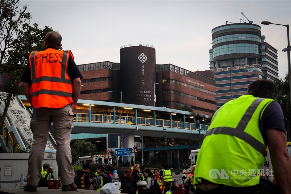 近來香港反送中運動爆發激烈警民衝突,警方18日起包圍香港理工大學,並在校區外設防線,大批媒體19日在校外守候消息。中央社記者吳家昇攝 108年11月19日