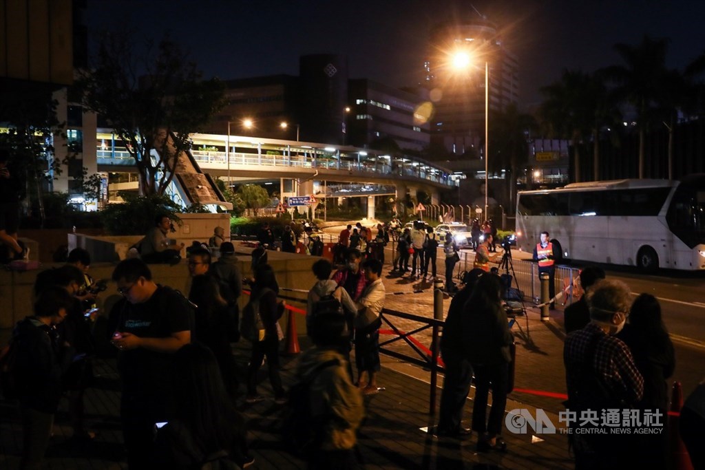 近來香港反送中爆發激烈警民衝突,警方18日起包圍理工大學,至19日晚間雙方仍持續對峙,不少媒體、民眾在理大外圍周邊等待消息。中央社記者吳家昇攝 108年11月19日