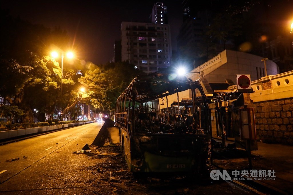 香港理工大學內的反送中示威者持續被港警包圍,18日深夜示威者在尖沙咀縱火,一台巴士被燒得焦黑。中央社記者吳家昇攝 108年11月19日