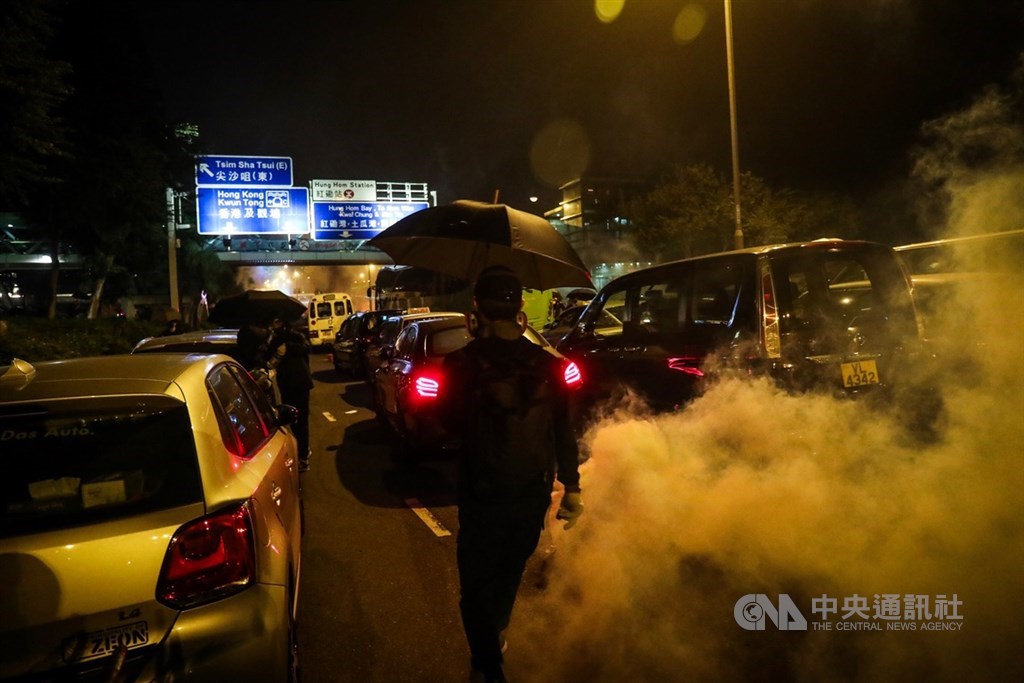 香港理工大學內的反送中示威者持續被港警包圍,示威者在尖東一帶占據馬路,與警方對峙,示威者無懼警方射出的催淚彈,穿梭在車陣中。中央社記者吳家昇攝 108年11月19日