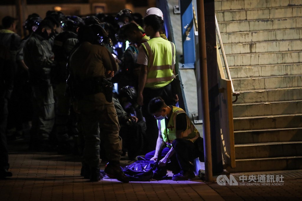 香港理工大學成反送中運動警民衝突激烈戰場,警方18日起圍堵校園周邊,嚴格控管進出人員,一有可疑人士隨即逮捕;19日晚間有醫護團隊欲離開理大,遭警方包圍搜身調查。中央社記者吳家昇攝 108年11月19日