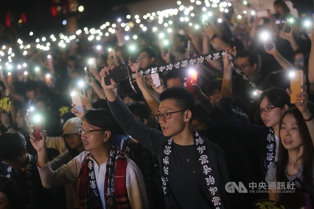 由守民主護台灣大聯盟主辦的「撐香港要自由」演唱會17日晚間在台北自由廣場登場,民眾在壓軸表演時拿出手機、點亮燈光,隨音樂搖擺,以行動力挺港人抗爭。中央社記者吳家昇攝 108年11月17日