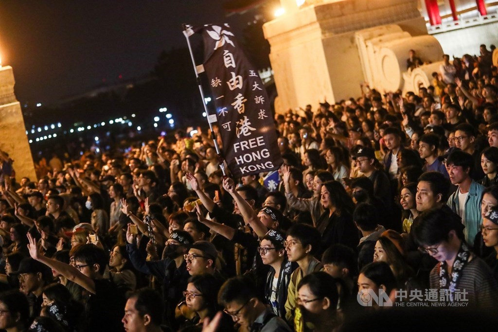「撐香港要自由」演唱會17日晚間在台北自由廣場前舉辦,現場擠滿響應民眾,有人更舉著旗幟傳達支持香港反送中訴求的立場。中央社記者吳家昇攝 108年11月17日
