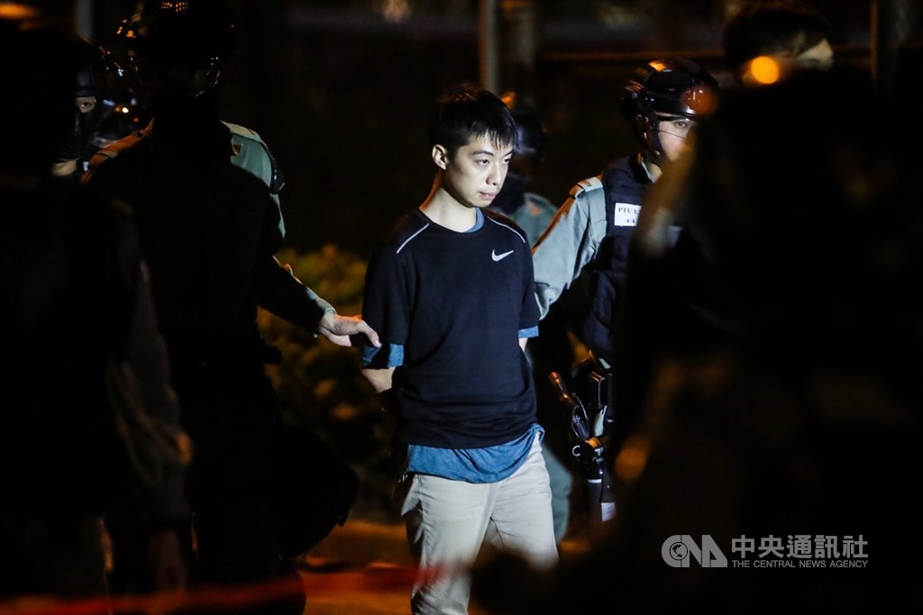 近來反送中爆發激烈警民衝突,警方從11月18日起包圍理工大學,並在校區外設防線,逾10名示威者19日深夜欲闖出防線,遭警方制服並帶上警車。中央社記者吳家昇攝 108年11月20日