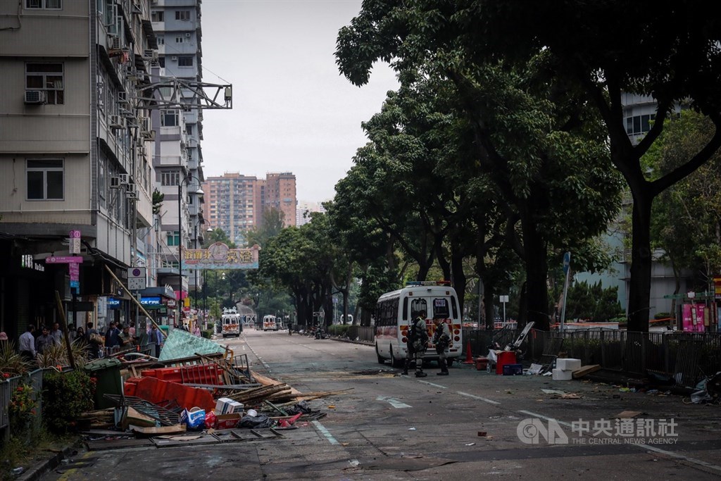 近來香港反送中爆發激烈警民衝突,當地警方18日起包圍香港理工大學,並在校區外設置防線,也封鎖了周邊道路,街道一隅堆滿雜物。中央社記者吳家昇攝 108年11月19日