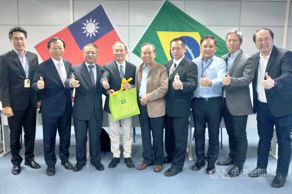 吳新興(左4)、駐巴西代表何建功(左2)、駐聖保羅台北經濟文化辦事處處長張崇哲(右4)、僑務諮詢委員劉學琳(右5)感謝富士康巴西區域執行長鄭榮煌(左3)安排此次參訪行程,讓大家獲益良多。(聖保羅華僑文教中心提供)中央社記者唐雅陵聖保羅傳真 108年11月20日