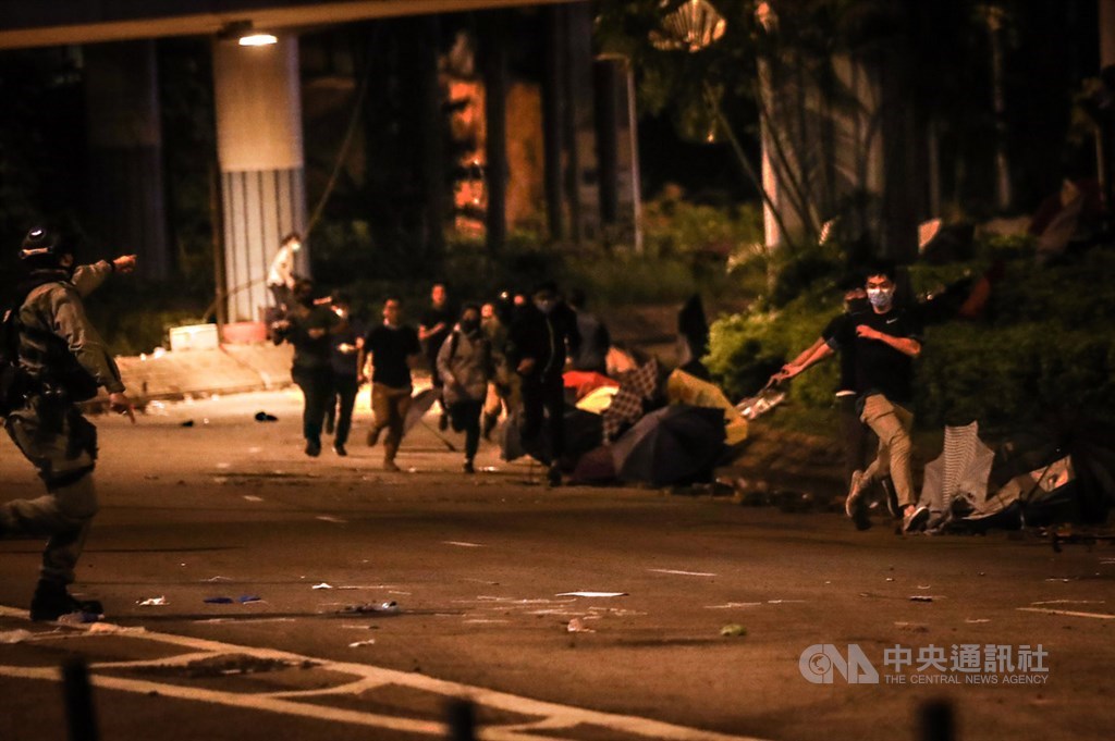 香港理工大學成反送中警民衝突激烈戰場,18日起港警包圍理大並在周邊設立防線,與校內示威者對峙;19日深夜,有部分民眾意圖闖越封鎖線被發現,警方隨即展開追捕。中央社記者吳家昇攝 108年11月19日