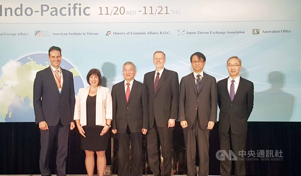 2019年全球合作暨訓練架構(GCTF)印太區域良善能源治理研討會20日登場,(左起)澳洲駐台代表高戈銳、美國能源部副助理部長厄巴納斯、經濟部長沈榮津、美國在台協會處長酈英傑、日本駐台代表泉裕泰出席。中央社記者廖禹揚攝 108年11月20日
