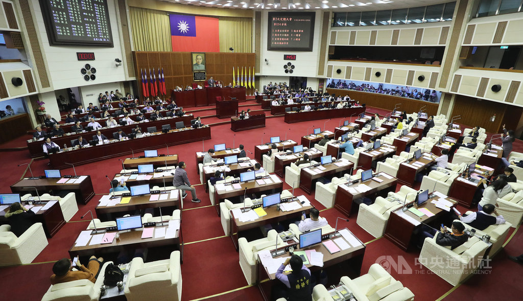 台北市議會20日舉行定期大會,民進黨議員提及北市府顧問蔡壁如曾說若進立院要刪除協商制度,認為是汙衊議會,要求市府說明立場;國民黨議員也認同。市議會決議先暫緩政黨協商制度。中央社記者張皓安攝 108年11月20日