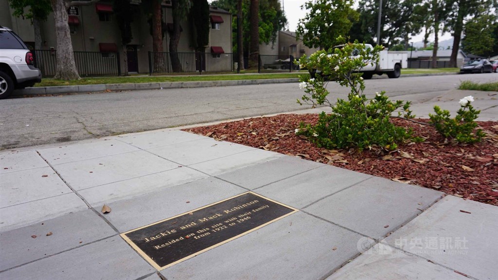 加州巴沙迪納(Pasadena)的平凡街區,人行道的水泥地上,鑲嵌著一塊黑底金邊的金屬告示,寫著「1922年到1946年間,傑基與麥克羅賓遜一家人住在這裡」。中央社記者林宏翰洛杉磯攝 108月11月20日