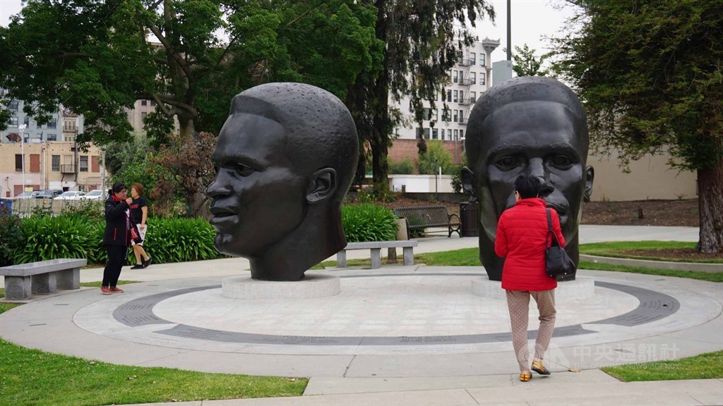 傑基羅賓遜(Jackie Robinson)出身加州巴沙迪納(Pasadena)平凡街區,忍辱負重成為美國職棒大聯盟(MLB)史上第一名黑人球員。圖為巴沙迪納市政府廣場上的傑基羅賓遜塑像。中央社記者林宏翰洛杉磯攝 108月11月20日