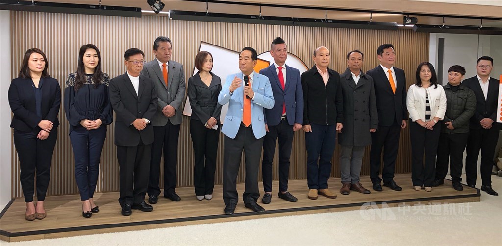 親民黨20日上午舉行記者會,主席宋楚瑜(左6)公布2020不分區立委提名名單,由民間監督健保聯盟發言人滕西華(左5)列首位、親民黨秘書長李鴻鈞(左4)排第2、聯電榮譽副董事長宣明智(左3)排名第3,前鴻海董事長郭台銘幕僚劉宥彤(左2)排第4。中央社記者王飛華攝 108年11月20日