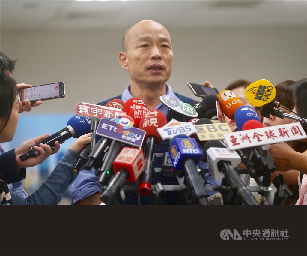 國民黨總統參選人韓國瑜(圖)再被爆台北市大安區房產,韓國瑜競辦發言人何庭歡20日表示,該房產為親屬所有,跟韓國瑜夫婦房產交易無任何關係。(中央社檔案照片)