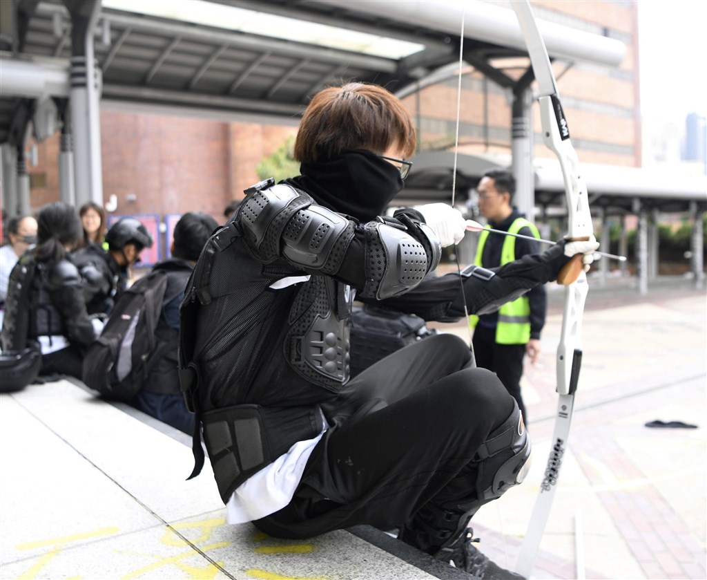香港理工大學被「反送中」示威者占據事件仍未解決,理大校長滕錦光估計,校內仍有約100人。(共同社提供)