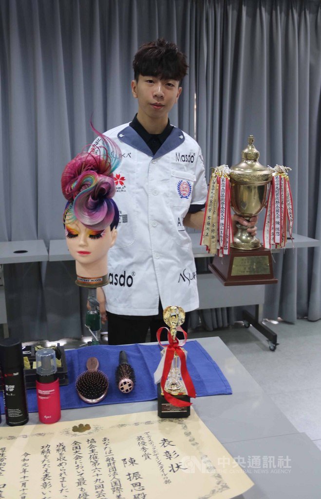 弘光科大美髮造型設計系大二學生陳振恩(圖),將阿嬤臨終前留給他錢換成參賽經費,前往日本東京參加第69回日本藝術祭比賽,奪得藝術長髮包頭組冠軍。中央社記者趙麗妍攝 108年11月20日