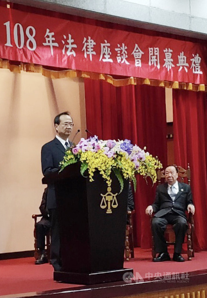 台灣高等法院20日起舉行3天法律座談會,司法院長許宗力(左)出席開幕式,並致詞表示,面對無的放矢的不當批評,各級法院須以更加白話的方式,快速、有效地做出澄清說明。(高等法院提供)中央社記者劉世怡傳真 108年11月20日