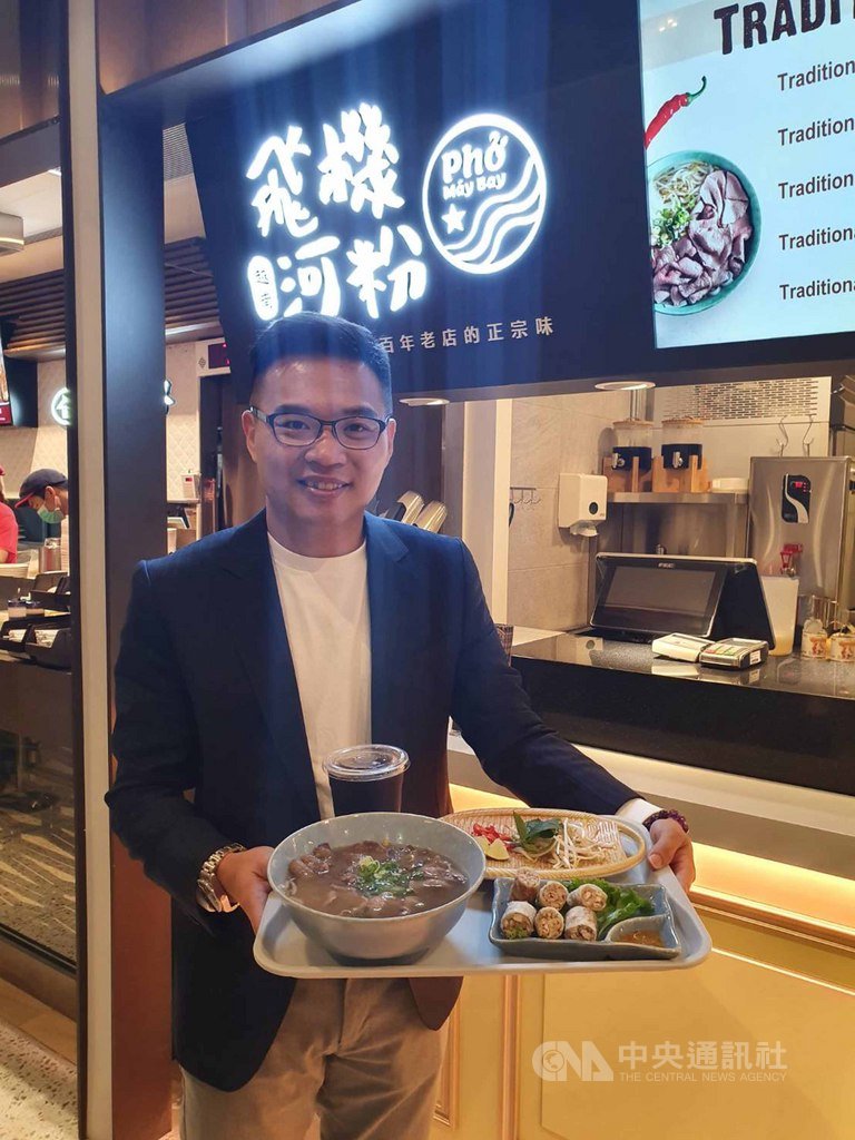豆府近期在美食街接連開出兩家越南百年老店「飛機河粉」,其中台北101店單月營收目標上看400萬元,明年估展店6至8家。圖為董事長吳柏勳。中央社記者江明晏攝 108年11月20日